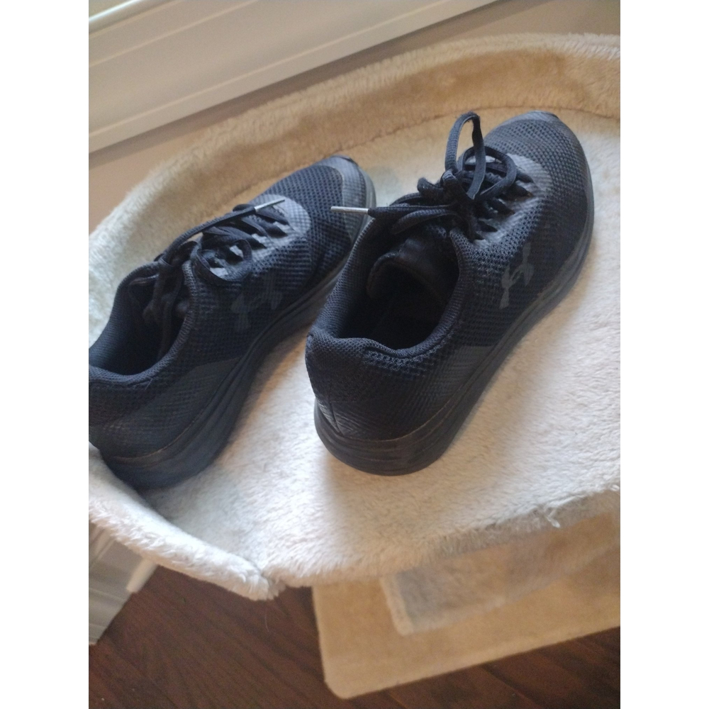 Under Armour Surge Running Shoe Size Women's size 7.5/Men's size 6 ~ EUC